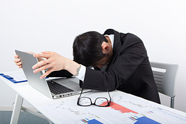 会社の破産で悩む従業員